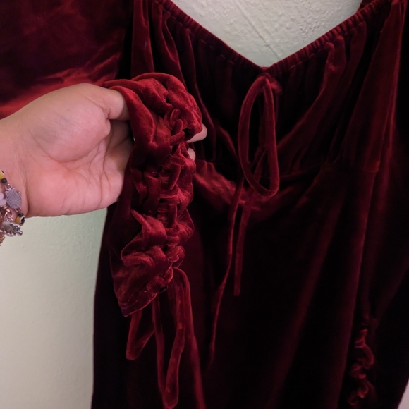 Burgundy velvet dress - Picture 3 of 4